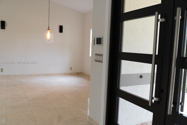 Building Photo - 6739 Skyline Dr