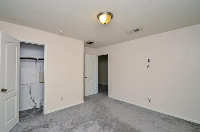 Building Photo - 7015 Baitland Dr