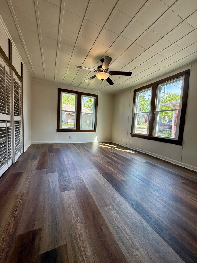 Building Photo - 3 Bedroom / 2 Bath House in Springfield