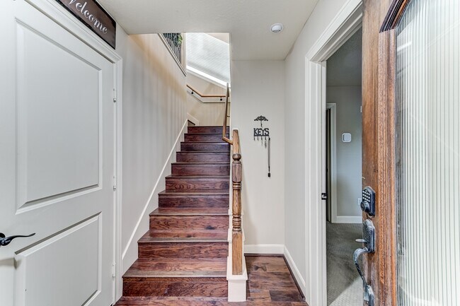 Building Photo - 1325 W 24th St