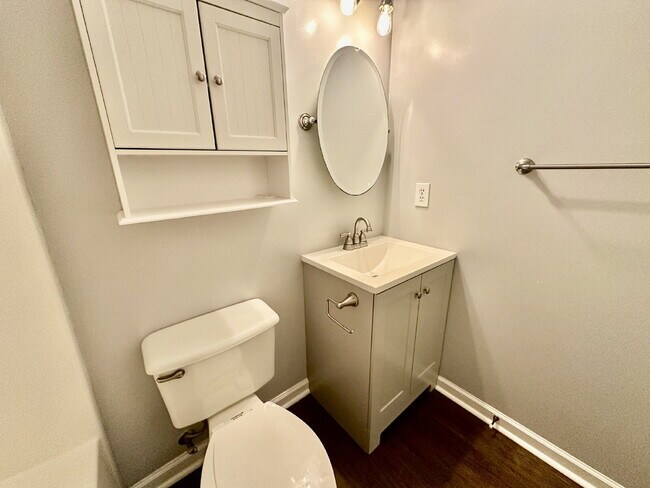 Building Photo - Bright and Airy Three Bedroom Home in Lake...