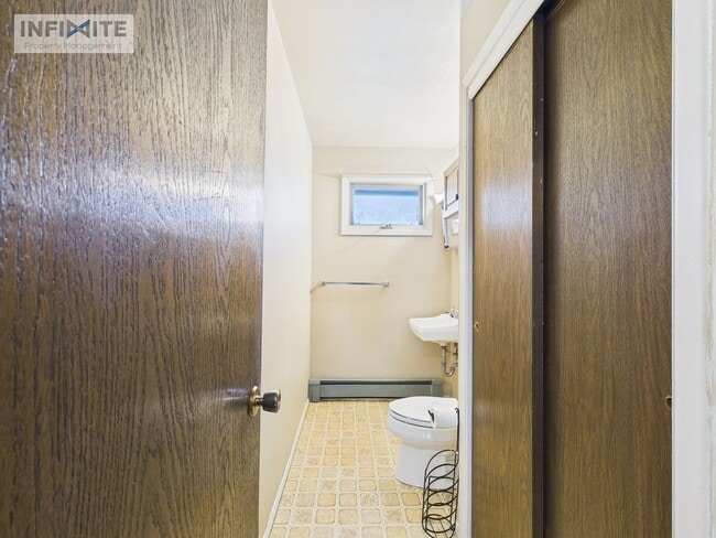 Building Photo - 4 Bedroom Near Downtown!