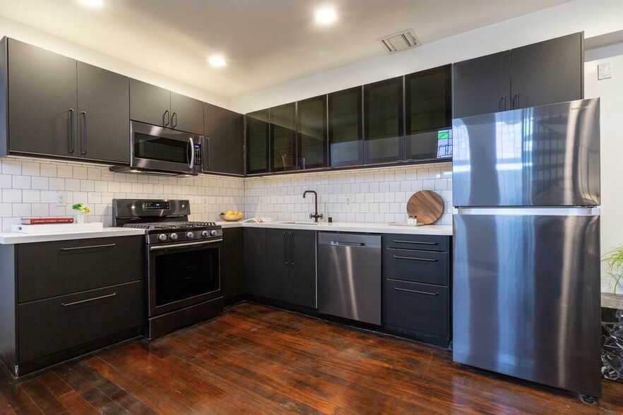 Fully upgraded gourmet kitchen with stainless steel appliances and quartz countertops - 900 N Hoover