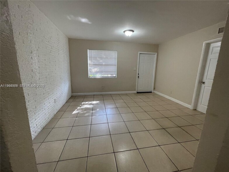 Building Photo - 534 NW 23rd Ave