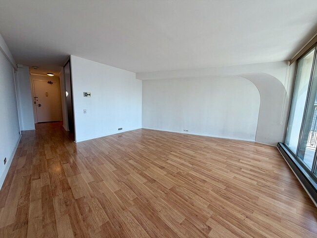 Building Photo - 300 N State St