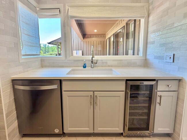 Building Photo - 907 Oak Tree Dr