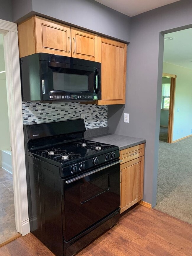 Building Photo - LIVE IN DOWNTOWN HOWELL! 3 BEDROOM HOUSE FOR LEASE