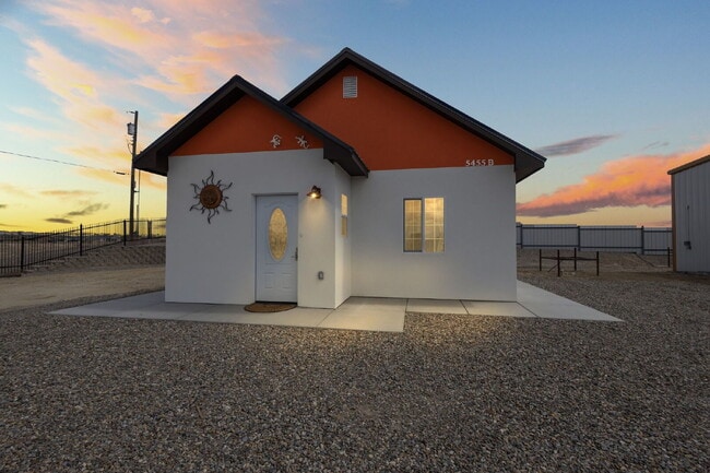 Building Photo - Stylish Furnished Tiny Home • 1 Bedroom • Laundry • Gated Community
