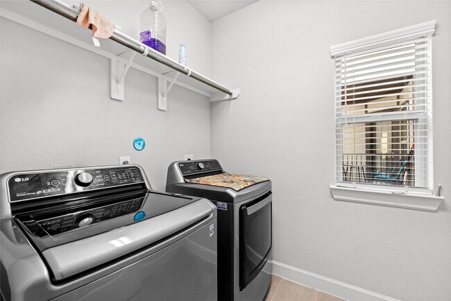 Building Photo - 4007 Centre Valley Ln