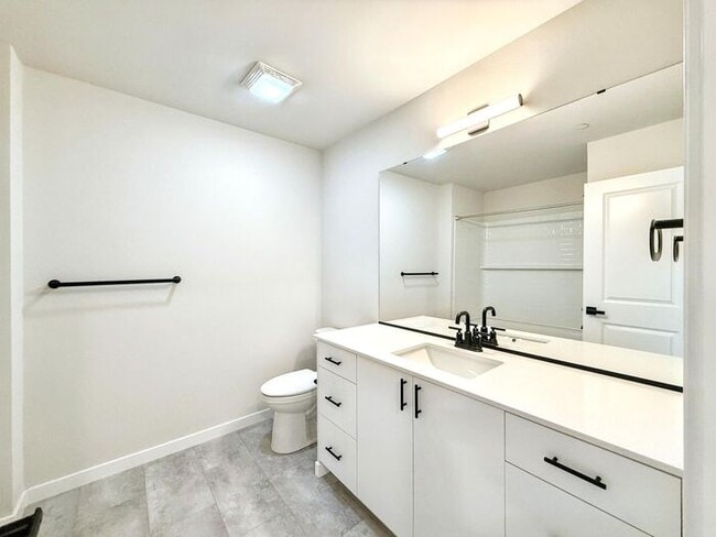 Building Photo - Charming 3-Bedroom Townhome with Modern Am...