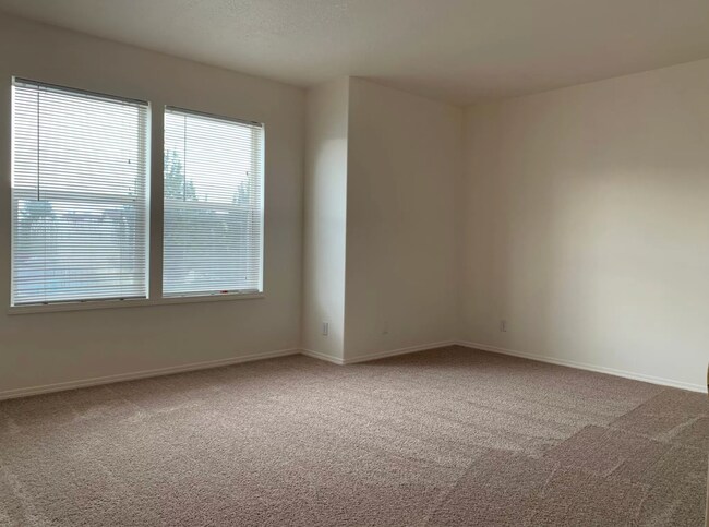 Building Photo - Cozy 2 Bed, 1.5 Bath Town Home!
