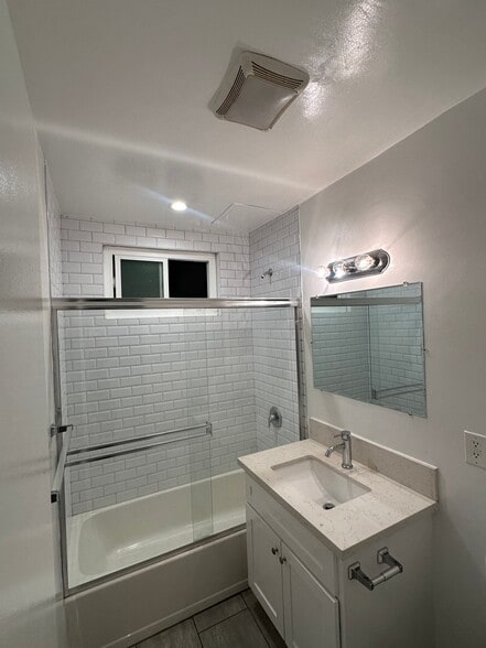 Building Photo - 7555 De Longpre Ave