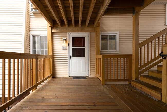 Building Photo - 219 Fox Run Ln