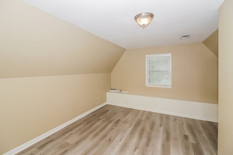 Building Photo - 951 Cully Rd