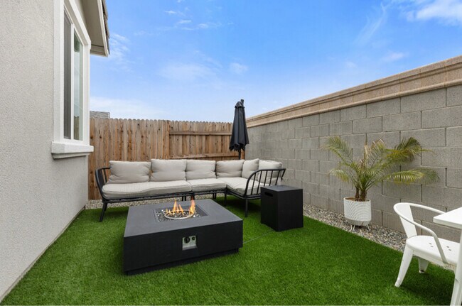 Building Photo - 1305 Swallowtail Dr