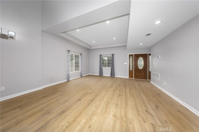 Building Photo - 642 N 6th Ave