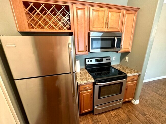Building Photo - Fantastic Brick Commons condo in ideal loc...