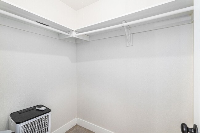 Building Photo - Spacious 1 Bed 1 Bath LOFT in the heart of...
