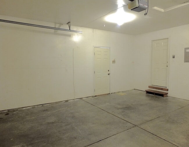 Building Photo - 2 Bed 1.5 Bath Home on Corner Lot w/ Garag...