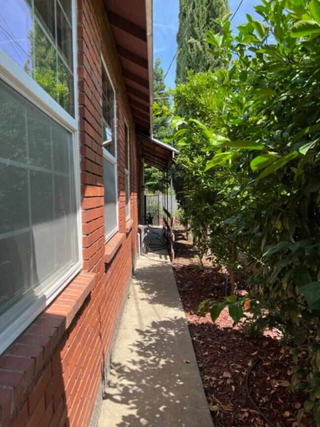Building Photo - Beautiful Single Story home in Carmichael, 4+2, Large living area, 2 garages.