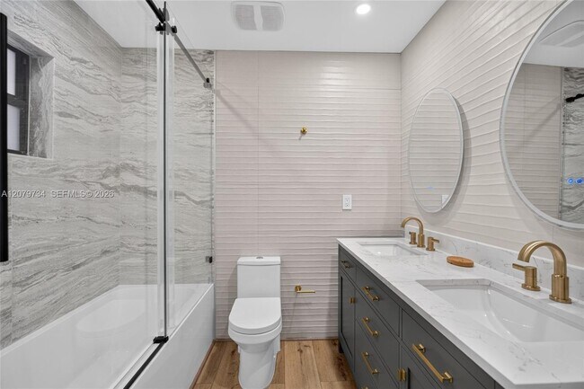 Building Photo - 1011 NW 30th Ct