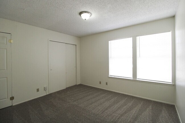 Building Photo - 1327 Julienne Pl