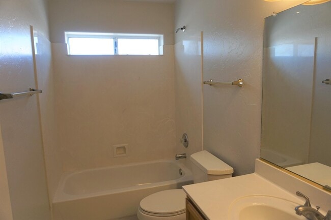 Building Photo - 1388 Skyline Ave