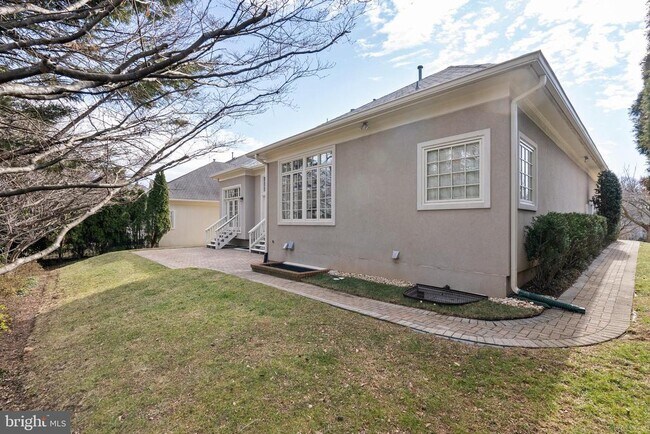 Building Photo - 7440 Old Maple Square