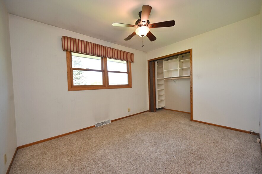 Building Photo - 202 Lac La Belle Dr