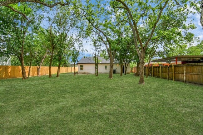 Building Photo - 701 E Canino Rd