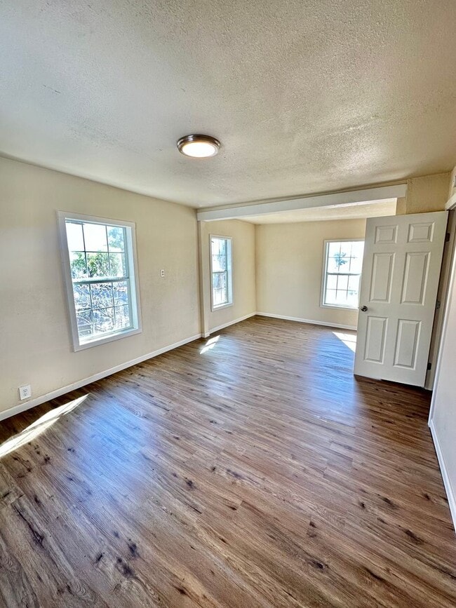Building Photo - COMING AUGUST 2025 - Remodeled 1 Bedroom A...