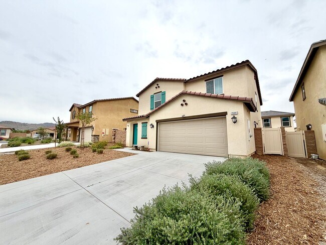 Building Photo - Move-In Ready 3 Bedroom 2.5 Bathroom Home with Loft, SOLAR & Modern Upgrades