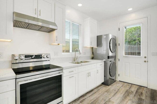 Building Photo - 2077 Grove Ave