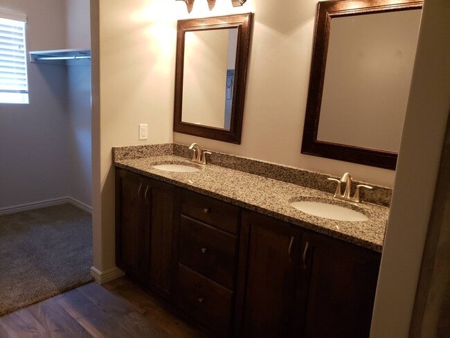 Building Photo - Gorgeous 3 bedroom 2.5 baths with great am...
