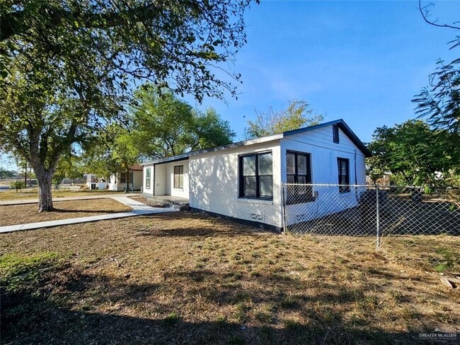 Building Photo - 15 Redwood Ave