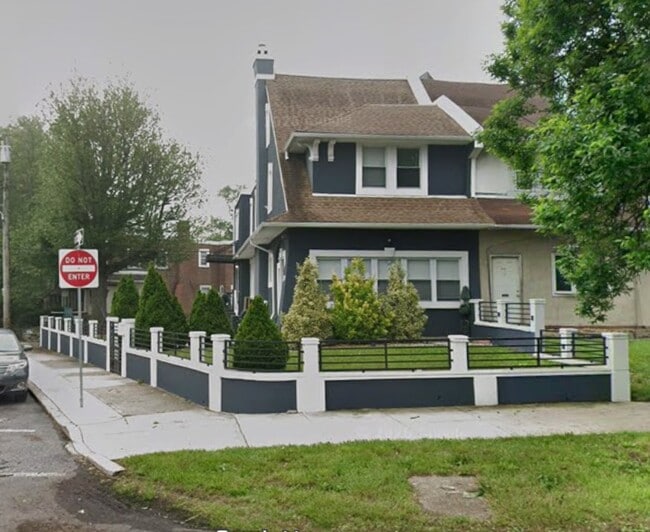 Building Photo - 5115 E Roosevelt Blvd