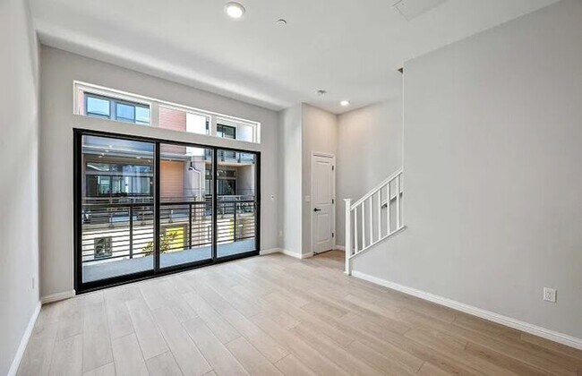 Building Photo - 125 Waters Park Cir
