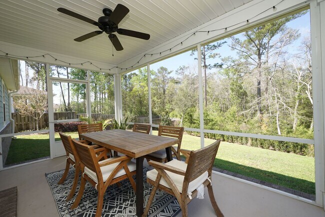 Building Photo - Central Freeport Location with Community Pool