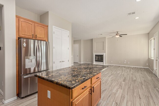 Building Photo - Anthem Highlands home with energy saving u...