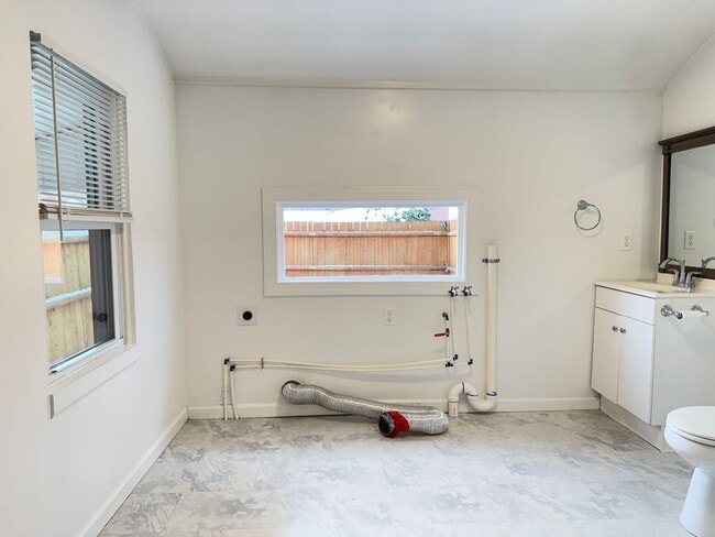 Building Photo - ACCEPTING SECTION 8 - Spacious 3 Bedroom 2 Bathroom Home in Columbia!