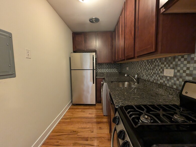 Building Photo - 557 W Arlington Pl