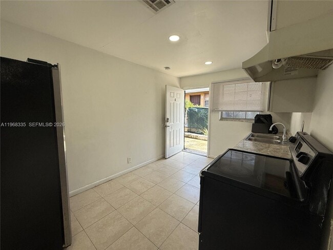 Building Photo - 817 5th St