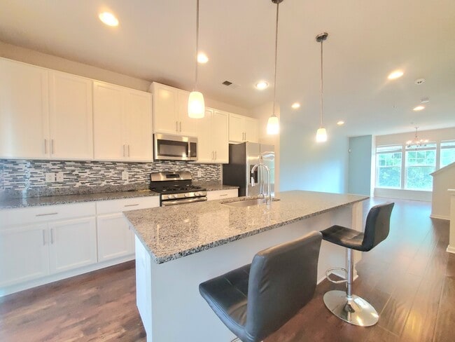 Building Photo - 135 Prado Ln