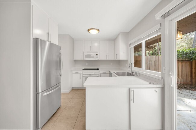 Building Photo - Spacious 4-Bedroom, 2.5-Bath Townhouse Clo...