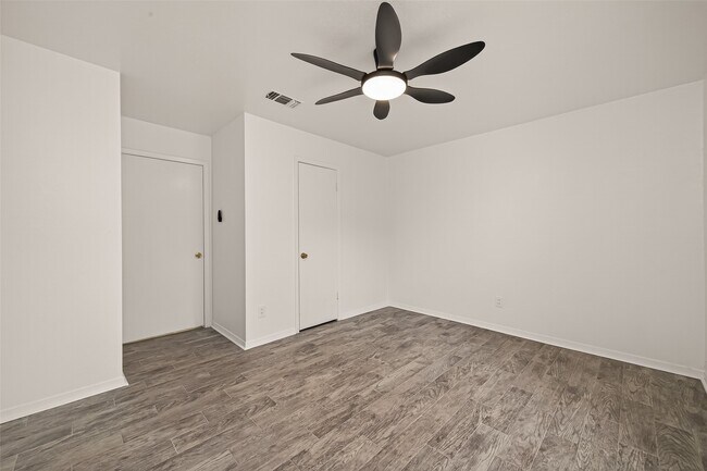 Building Photo - 5615 Beechnut St