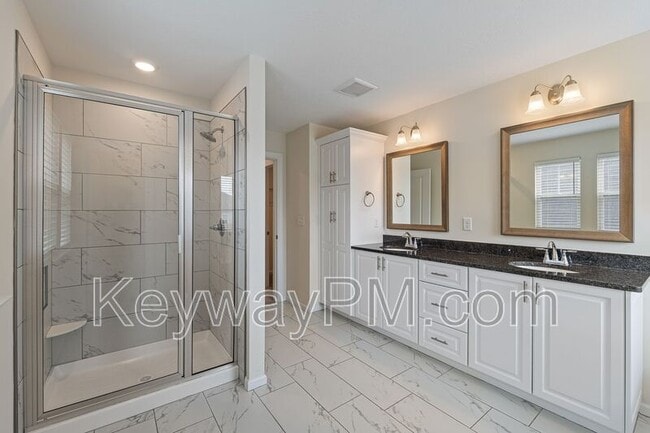 Building Photo - 585 Hampton Dr