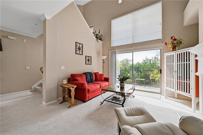 Building Photo - RARE FIND ALICANTE CONDOMINIUMS - 3 BEDROOMS / 3 BATHROOMS