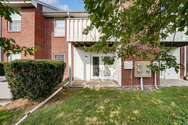 Building Photo - Renovated 2 Bedroom with Washer + Dryer Av...
