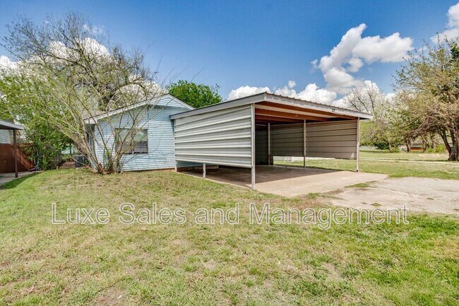 Building Photo - 1005 SW 63rd St