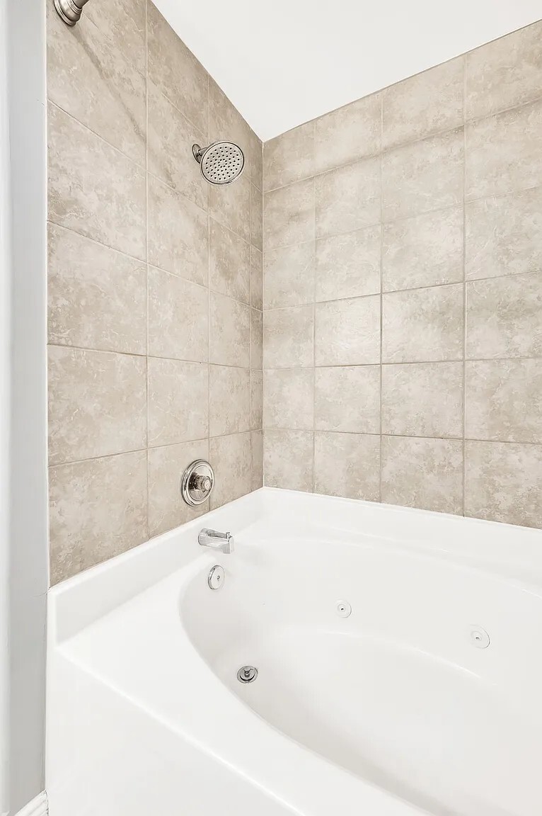 Jacuzzi Shower/Tub Combo - 124 Noel Cove Cir